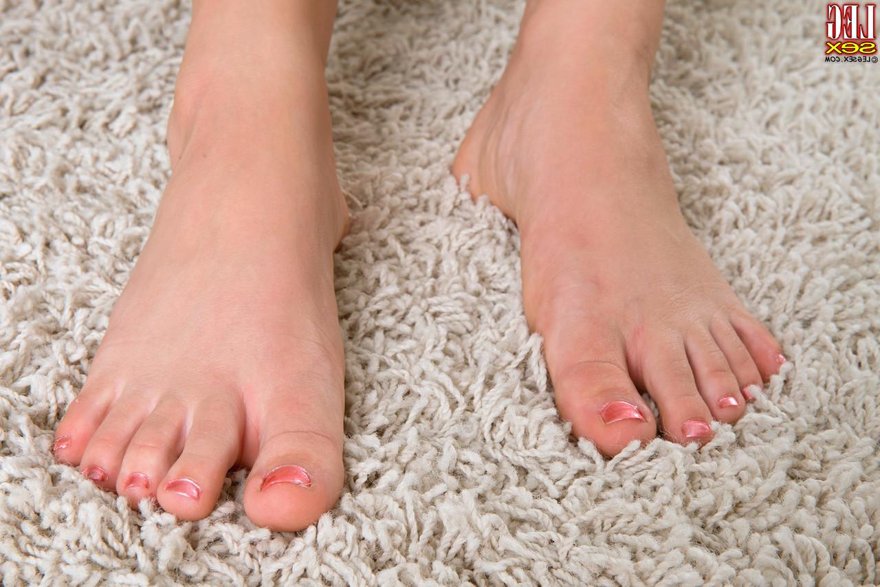 16P Solo model Aurora Monroe shows off her nude legs and removes shoes from feet
