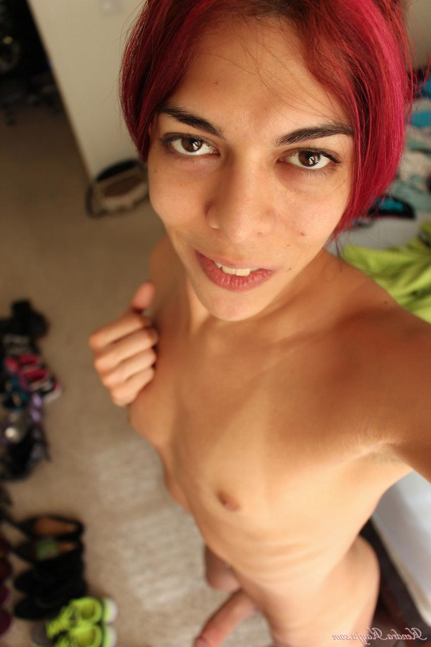 17P Travesti sexy e magra mostra seu pau ereto enquanto tira selfies nuas