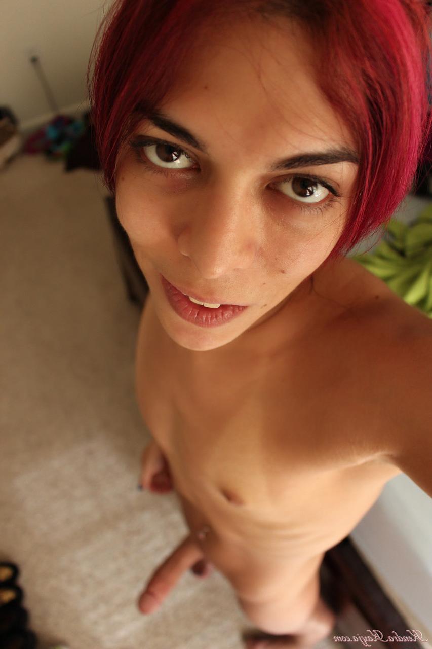 17P Travesti sexy e magra mostra seu pau ereto enquanto tira selfies nuas