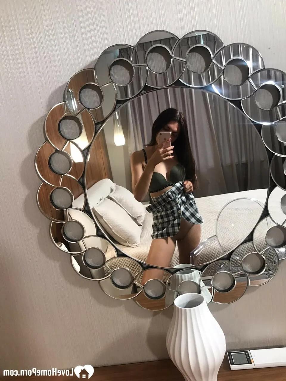 20P Adolescente fofa mostra seus peitos sugáveis ​​e buceta raspada no espelho