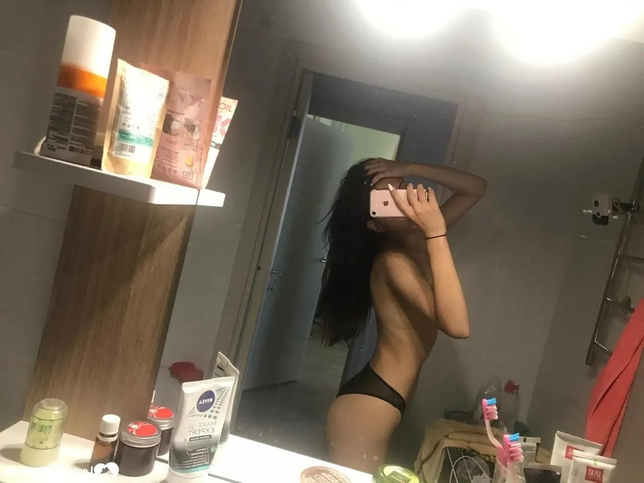 20P Adolescente fofa mostra seus peitos sugáveis ​​e buceta raspada no espelho