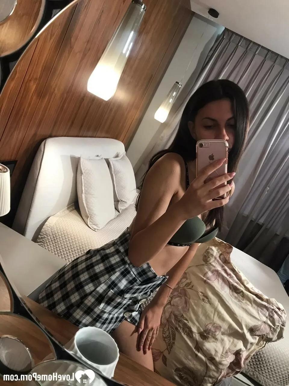 20P Adolescente fofa mostra seus peitos sugáveis ​​e buceta raspada no espelho