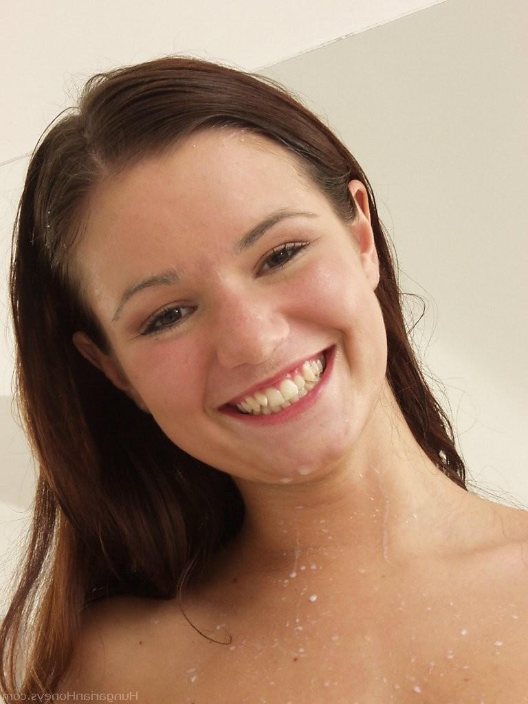 20P A adolescente morena Jana Mrazkova molha a roupa e se masturba com leite