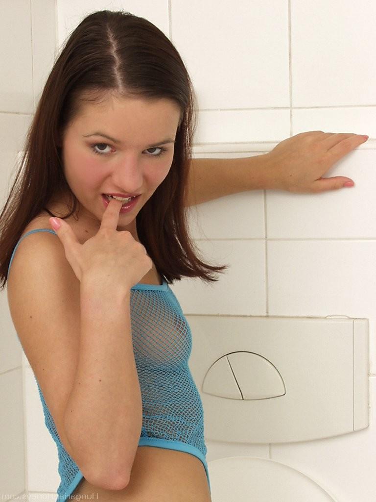 20P A adolescente morena Jana Mrazkova molha a roupa e se masturba com leite