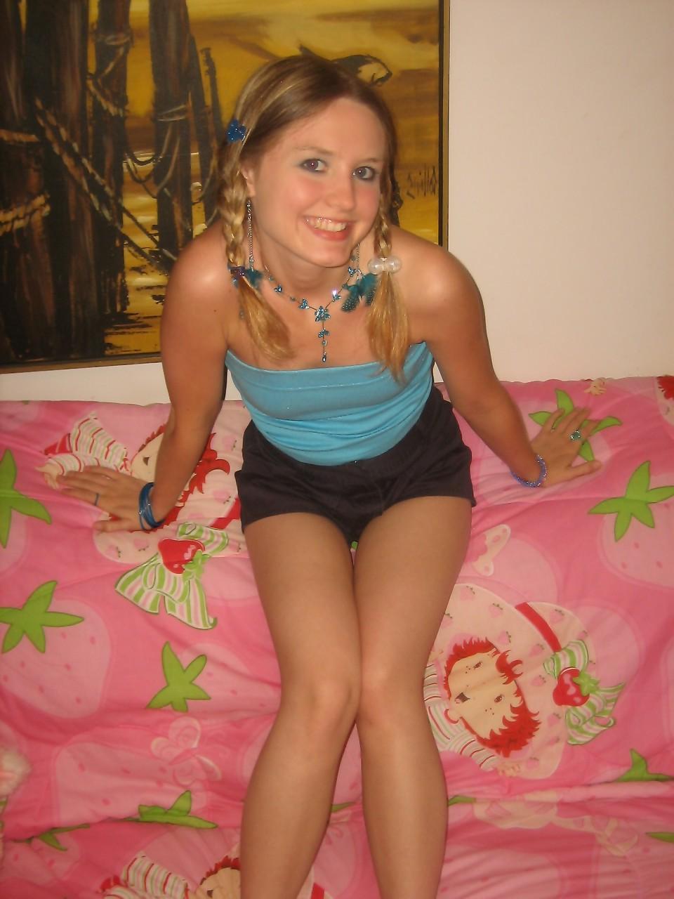 20P Das Amateur-Babe Kitty mit Zöpfen posiert, zieht sich aus und spielt mit ihrem köstlichen Coochie