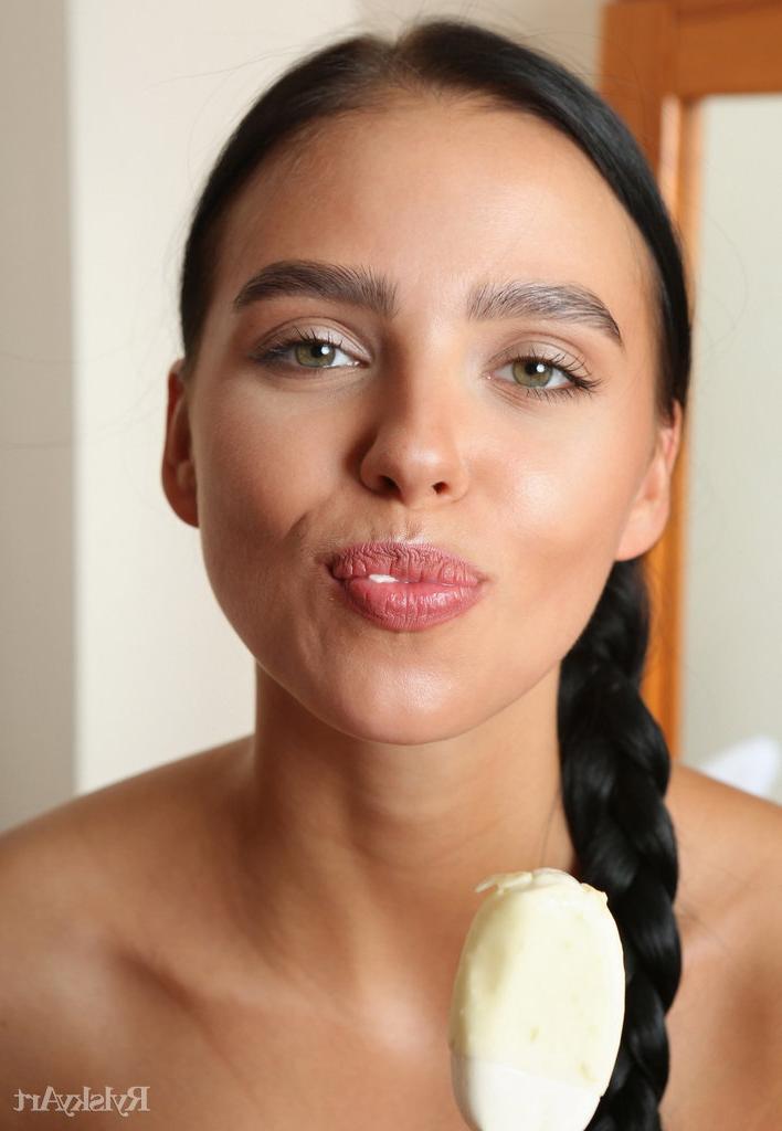 16P A doce adolescente morena Venice Lei come uma guloseima congelada enquanto está totalmente nua