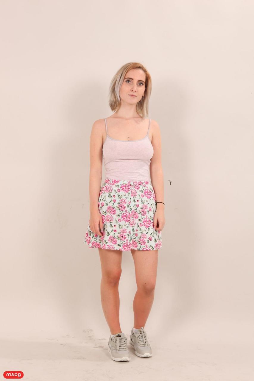 15P Die dünne blonde Teenagerin Lia Louise bläst und fickt fette weiße Schwänze