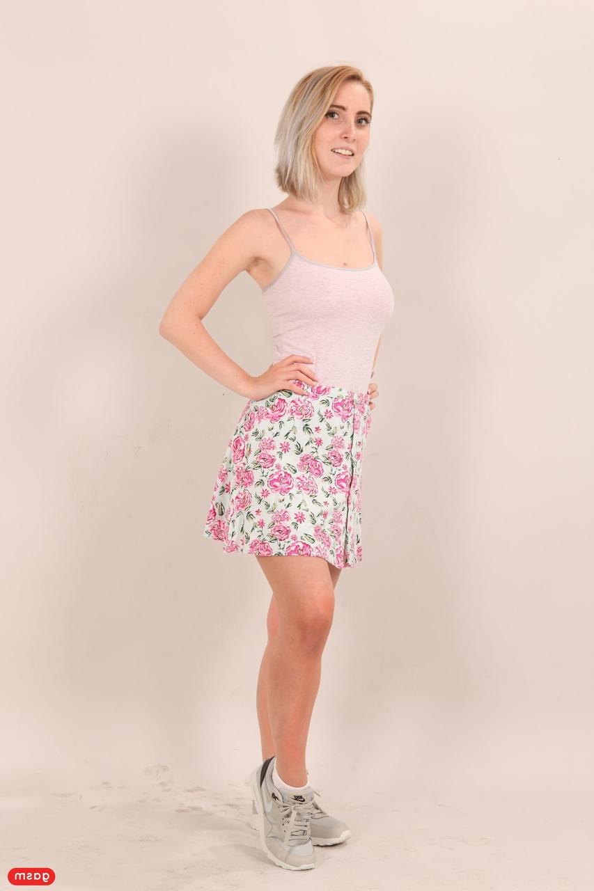 15P Die dünne blonde Teenagerin Lia Louise bläst und fickt fette weiße Schwänze