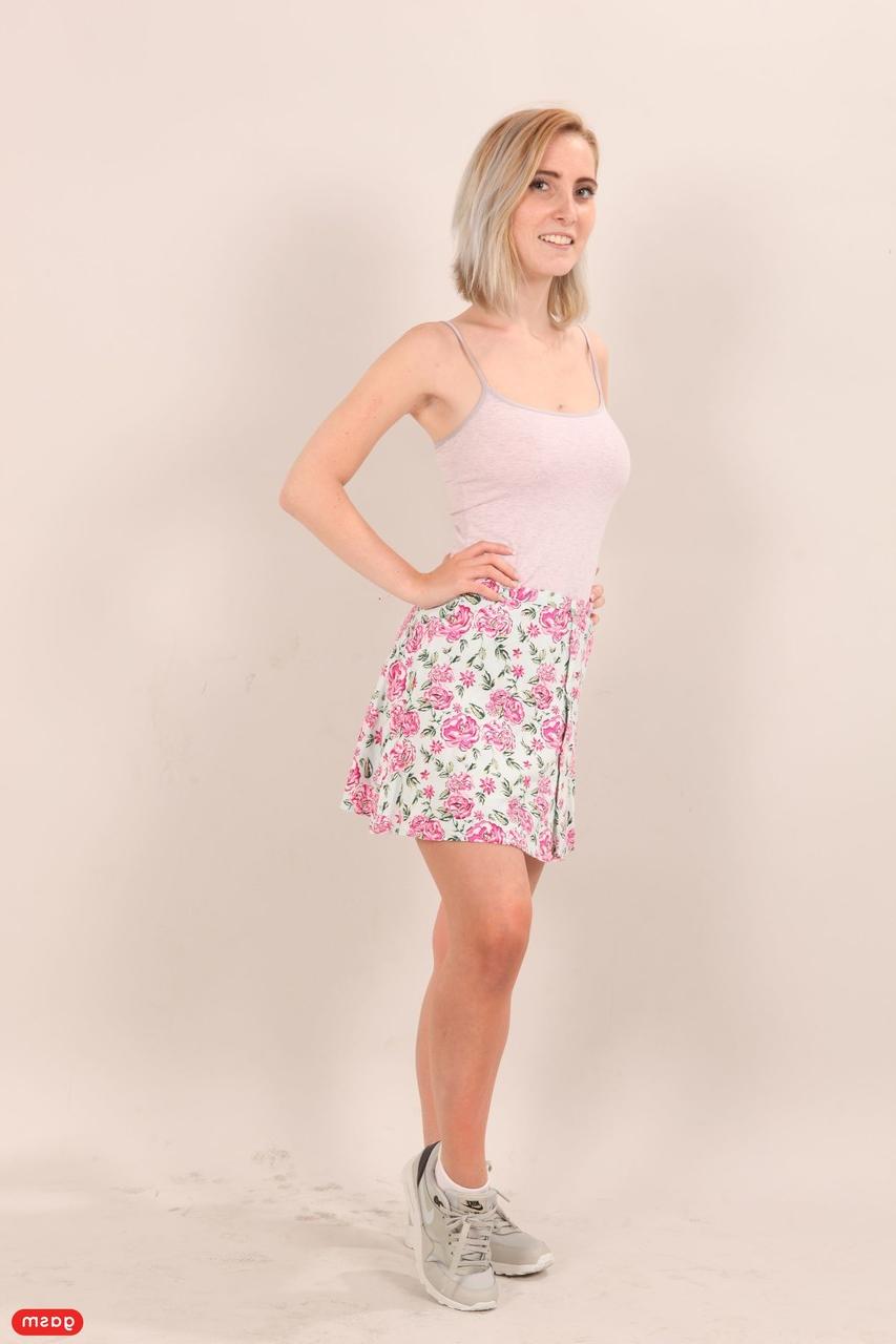 15P Die dünne blonde Teenagerin Lia Louise bläst und fickt fette weiße Schwänze