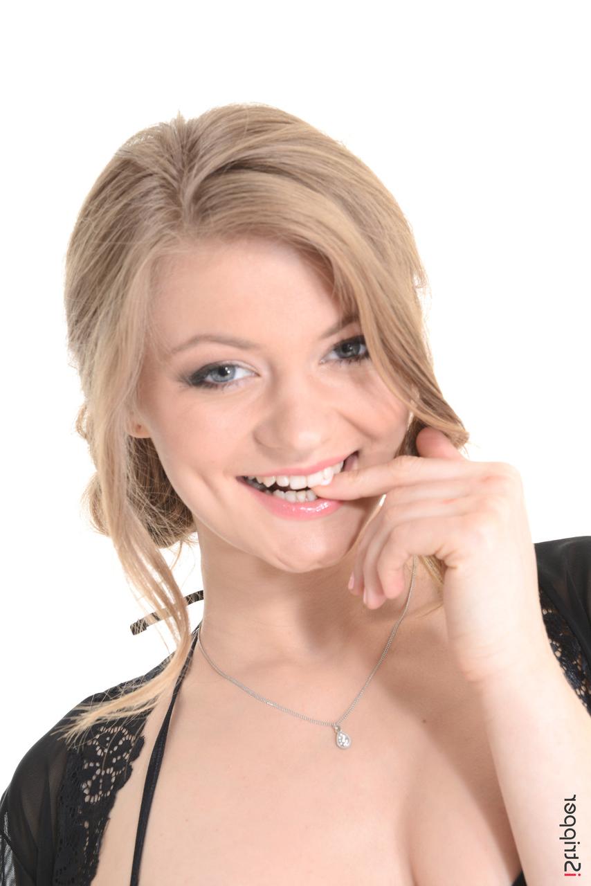 15P La strip-teaseuse coquine Merry Pie se salit pendant sa performance coquine.