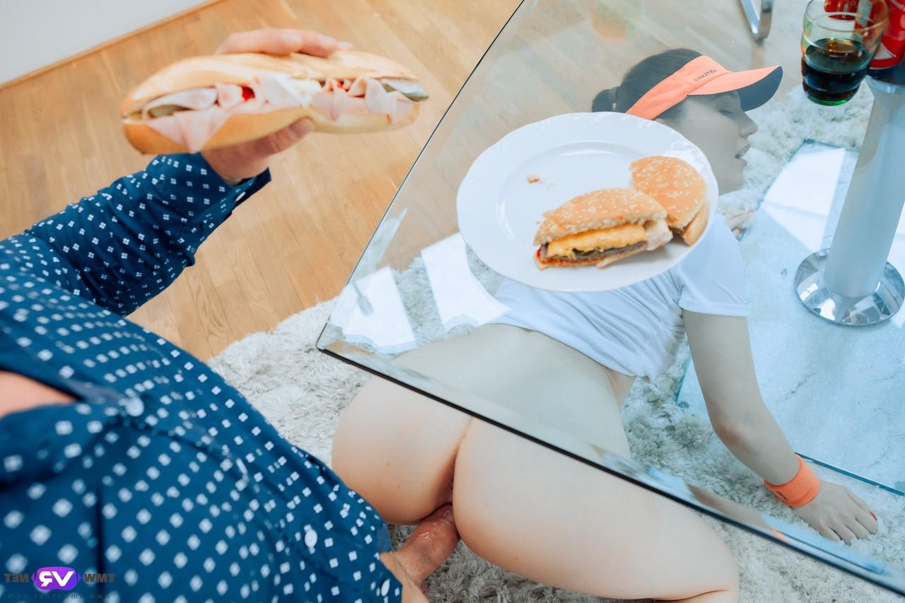 20P La joueuse de tennis adolescente Mia Evans séduit son beau-père chauve et chevauche sa bite.