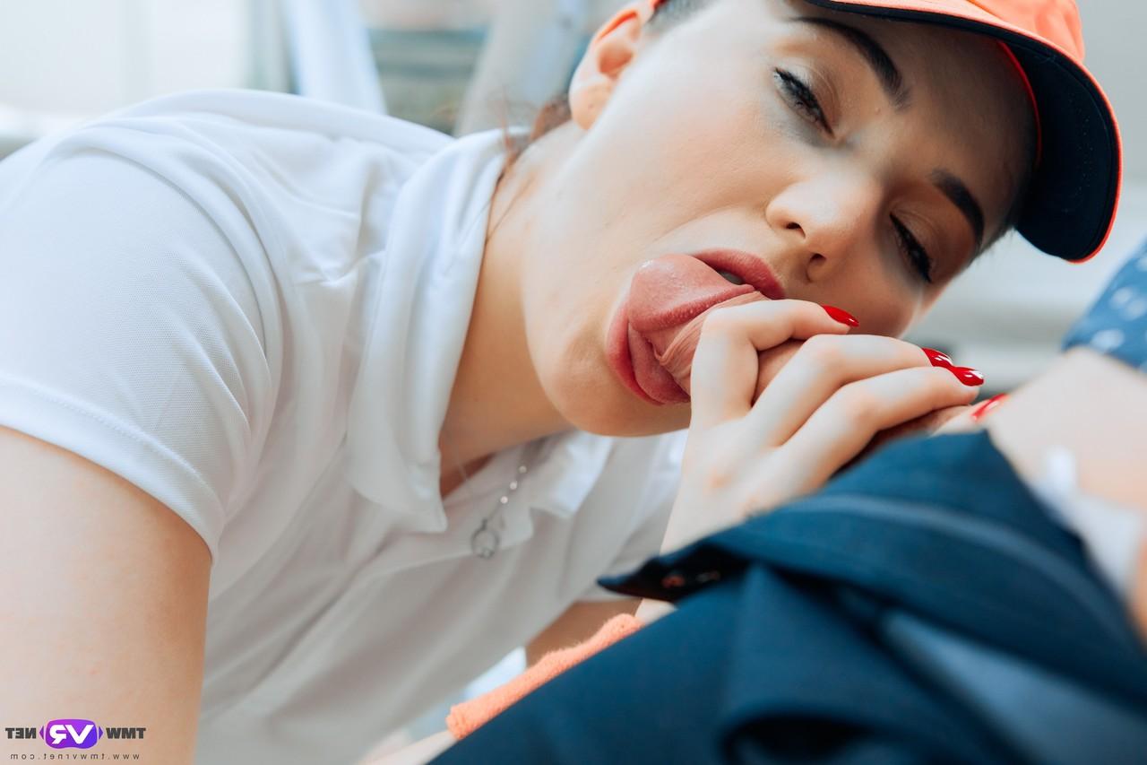 20P La joueuse de tennis adolescente Mia Evans séduit son beau-père chauve et chevauche sa bite.