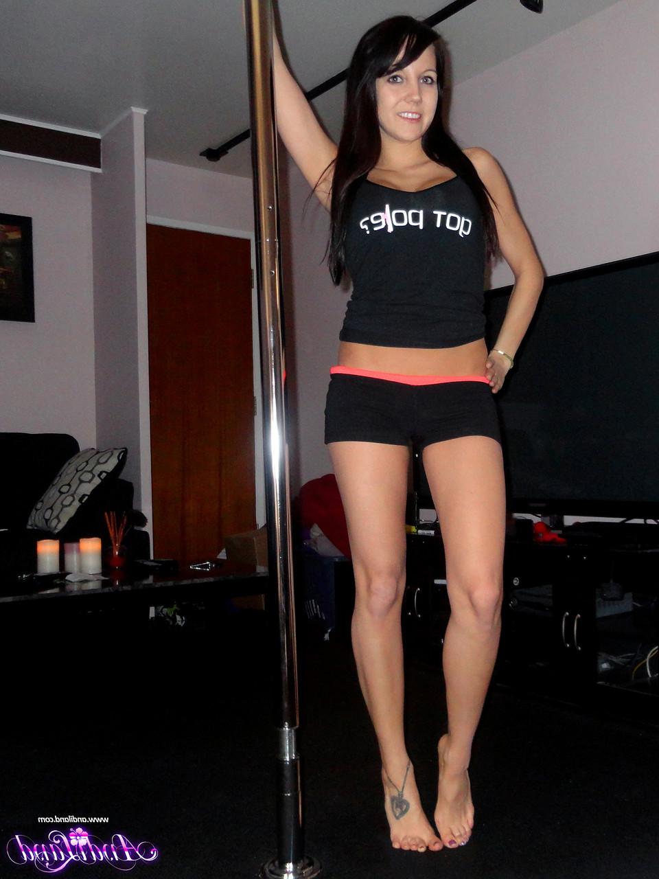 15P A adolescente morena Andi Land se expõe enquanto trabalha em um poste de stripper