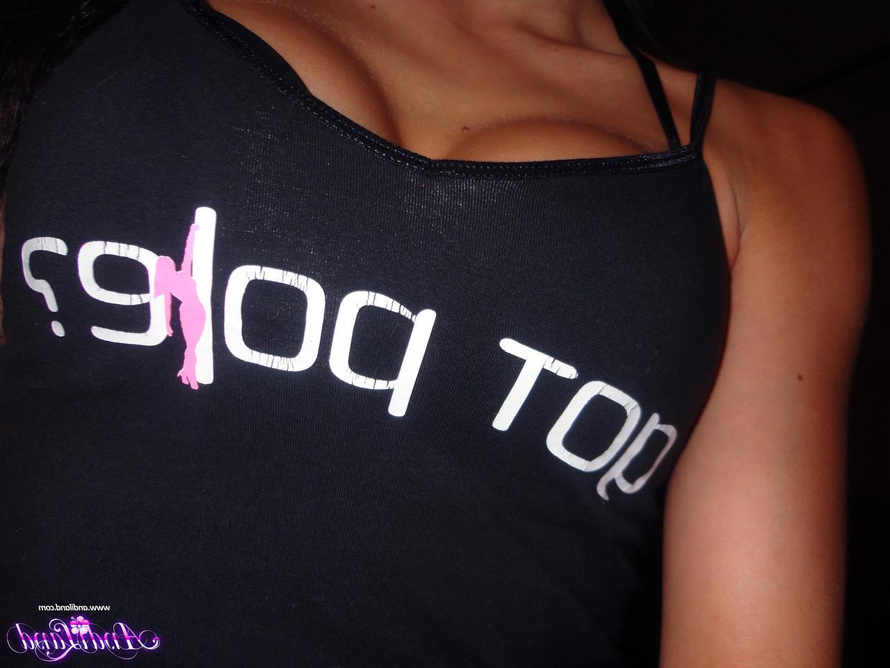 15P A adolescente morena Andi Land se expõe enquanto trabalha em um poste de stripper