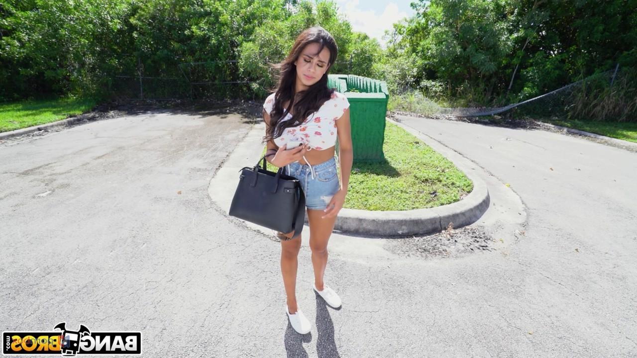 20P La joven morena Autumn Falls tiene sexo duro y salvaje con un extraño en su coche