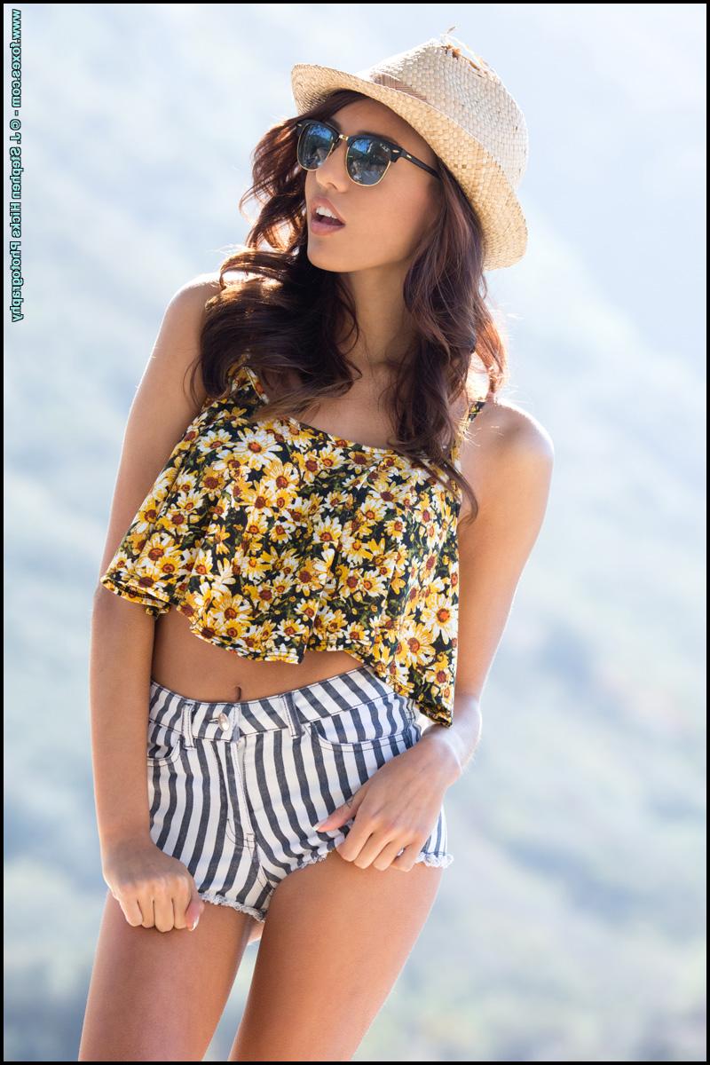 15P La jeune mince Janice Griffith se déshabille avec des bottes en cuir usées et un chapeau.