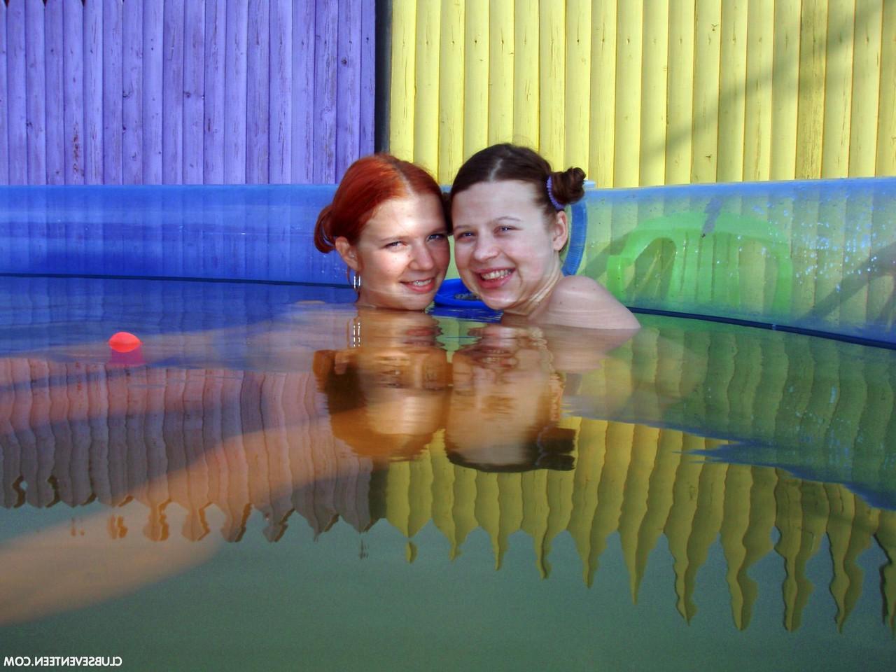 17P Britt E et Anita E, filles à peine majeures, jouent avec leurs chattes sous l'eau.