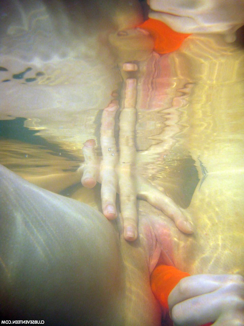 17P Britt E et Anita E, filles à peine majeures, jouent avec leurs chattes sous l'eau.
