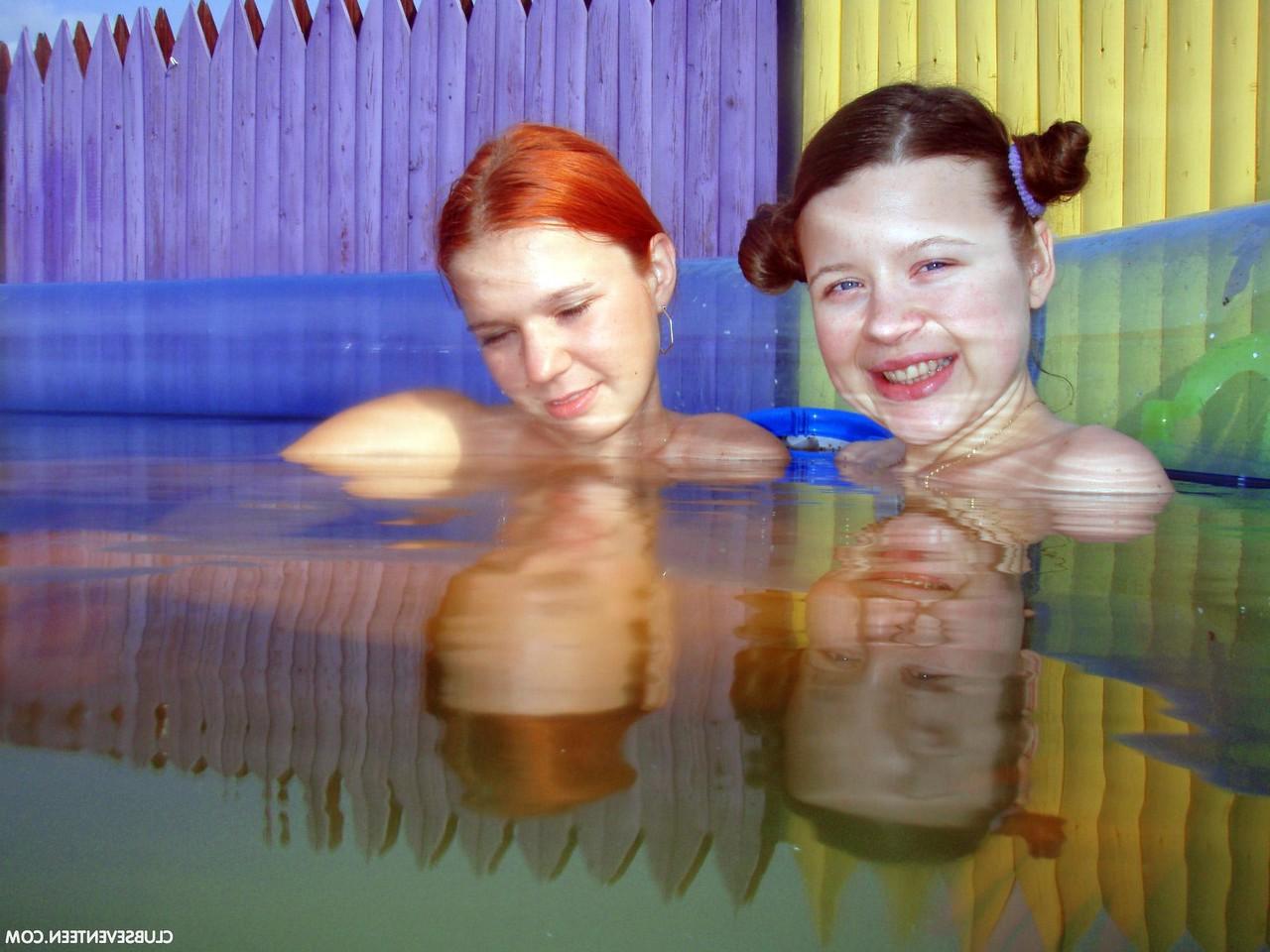 17P Britt E et Anita E, filles à peine majeures, jouent avec leurs chattes sous l'eau.