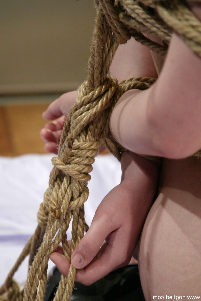 20P Der blonde Teenie-Star wird gefesselt und beobachtet, wie er einen Sybian reitet