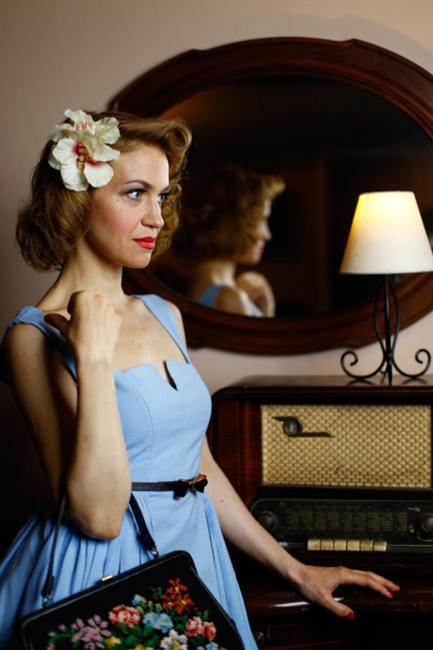 20P Nena angelical muestra su apariencia elegante con un vestido azul en una escena vintage