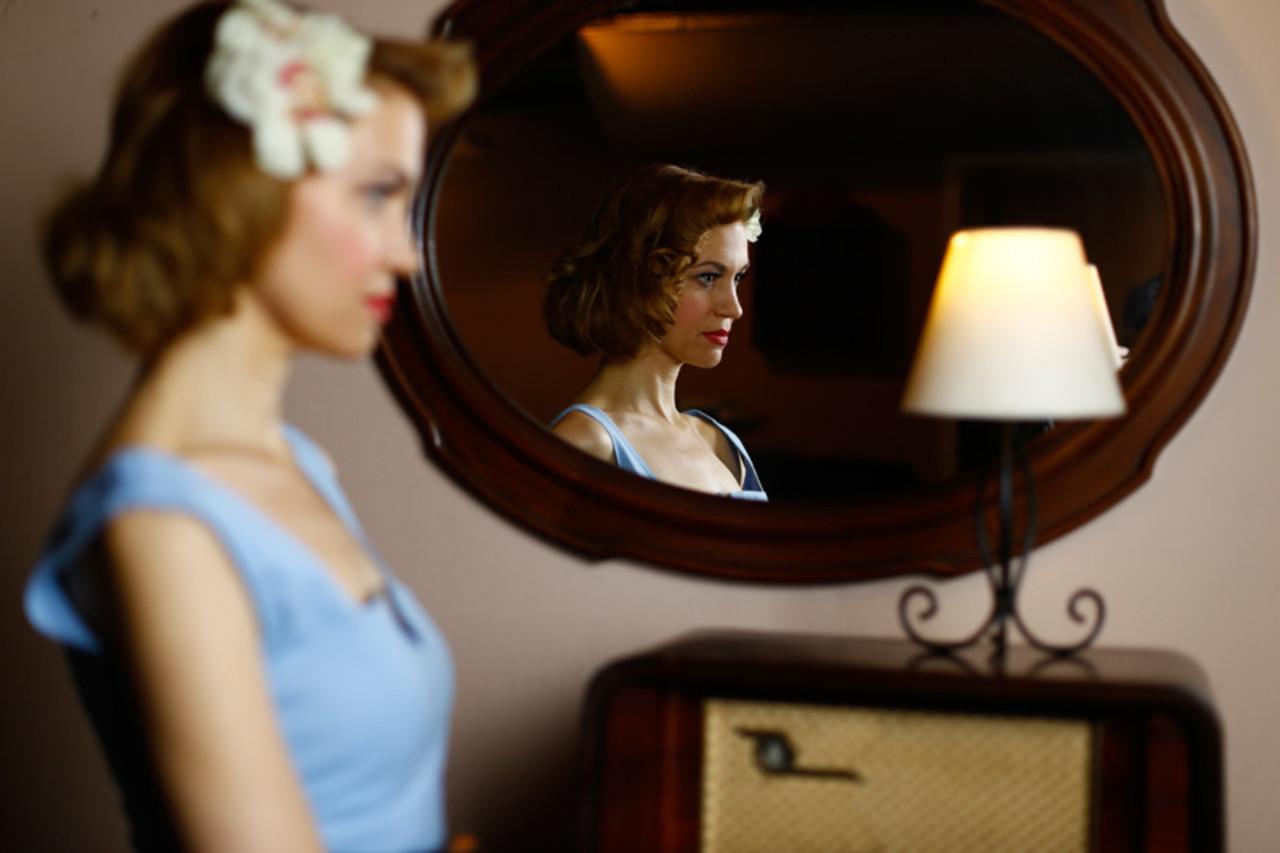 20P Nena angelical muestra su apariencia elegante con un vestido azul en una escena vintage
