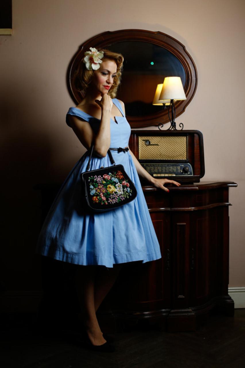 20P Nena angelical muestra su apariencia elegante con un vestido azul en una escena vintage