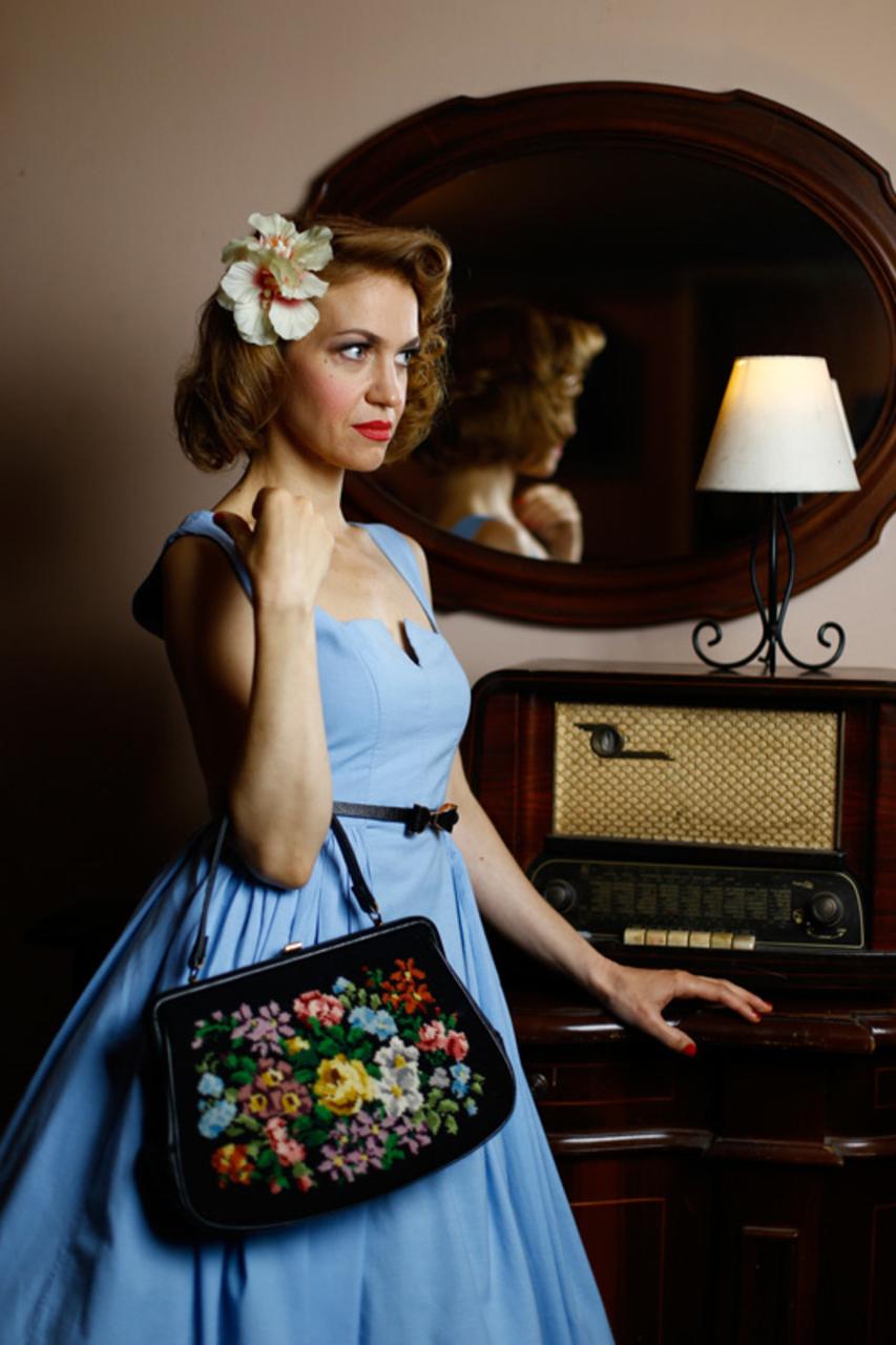 20P Nena angelical muestra su apariencia elegante con un vestido azul en una escena vintage