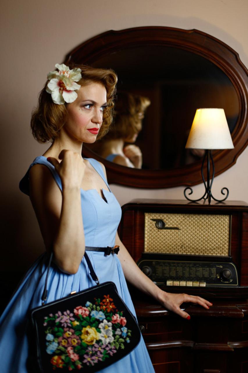 20P Nena angelical muestra su apariencia elegante con un vestido azul en una escena vintage