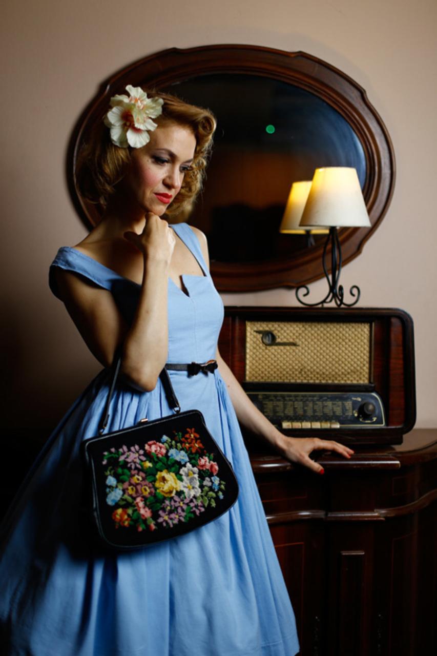 20P Nena angelical muestra su apariencia elegante con un vestido azul en una escena vintage