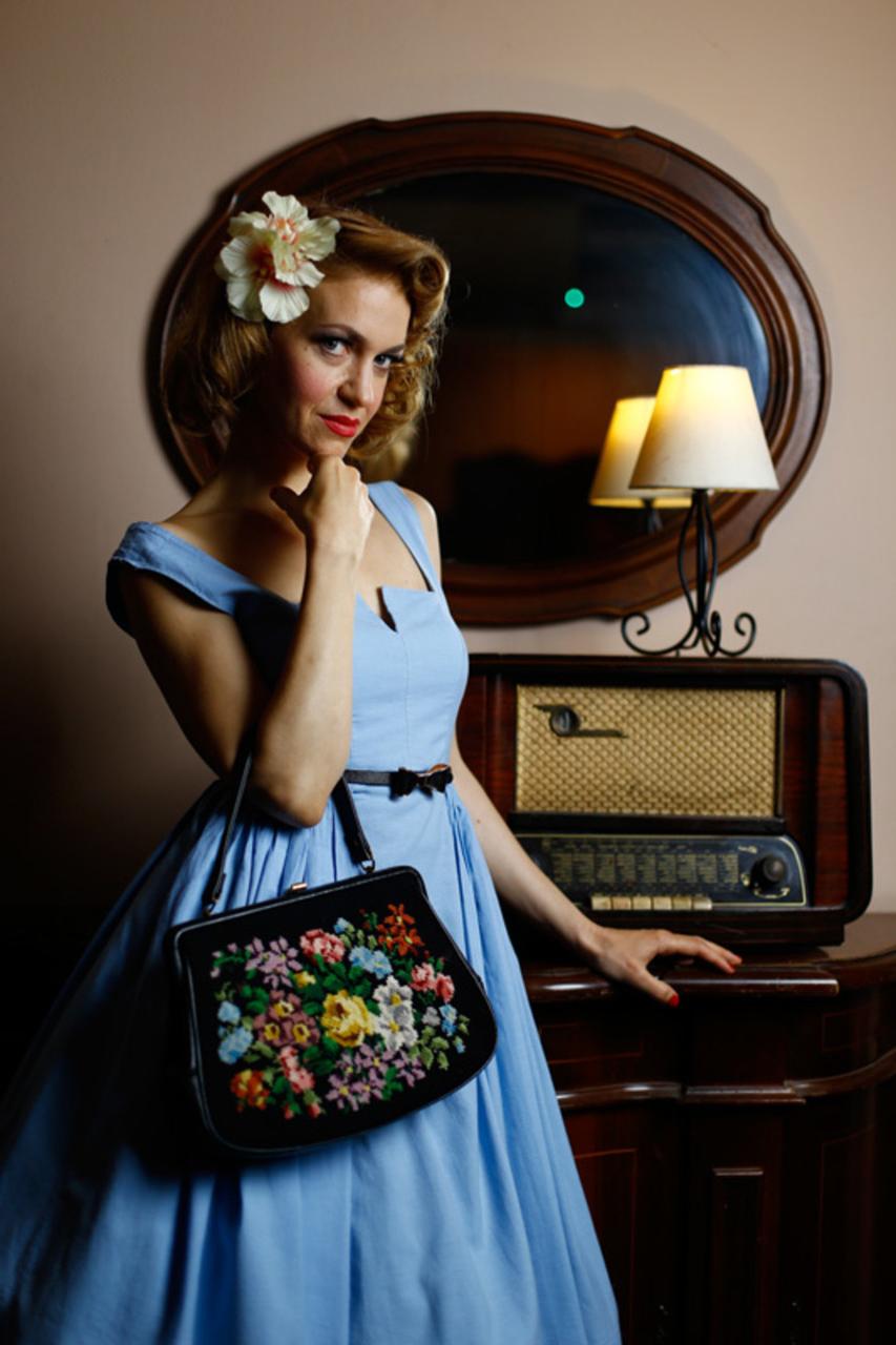 20P Nena angelical muestra su apariencia elegante con un vestido azul en una escena vintage