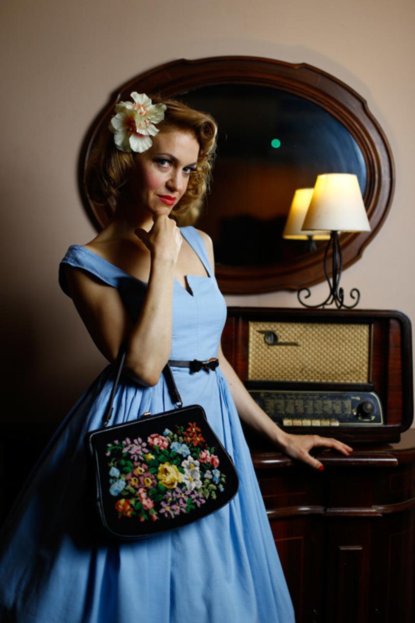 20P Nena angelical muestra su apariencia elegante con un vestido azul en una escena vintage