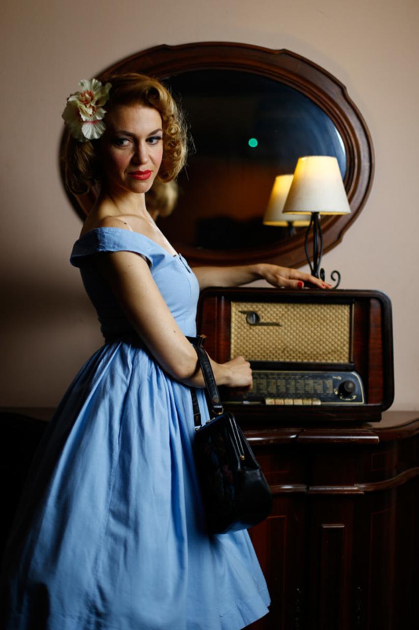 20P Nena angelical muestra su apariencia elegante con un vestido azul en una escena vintage