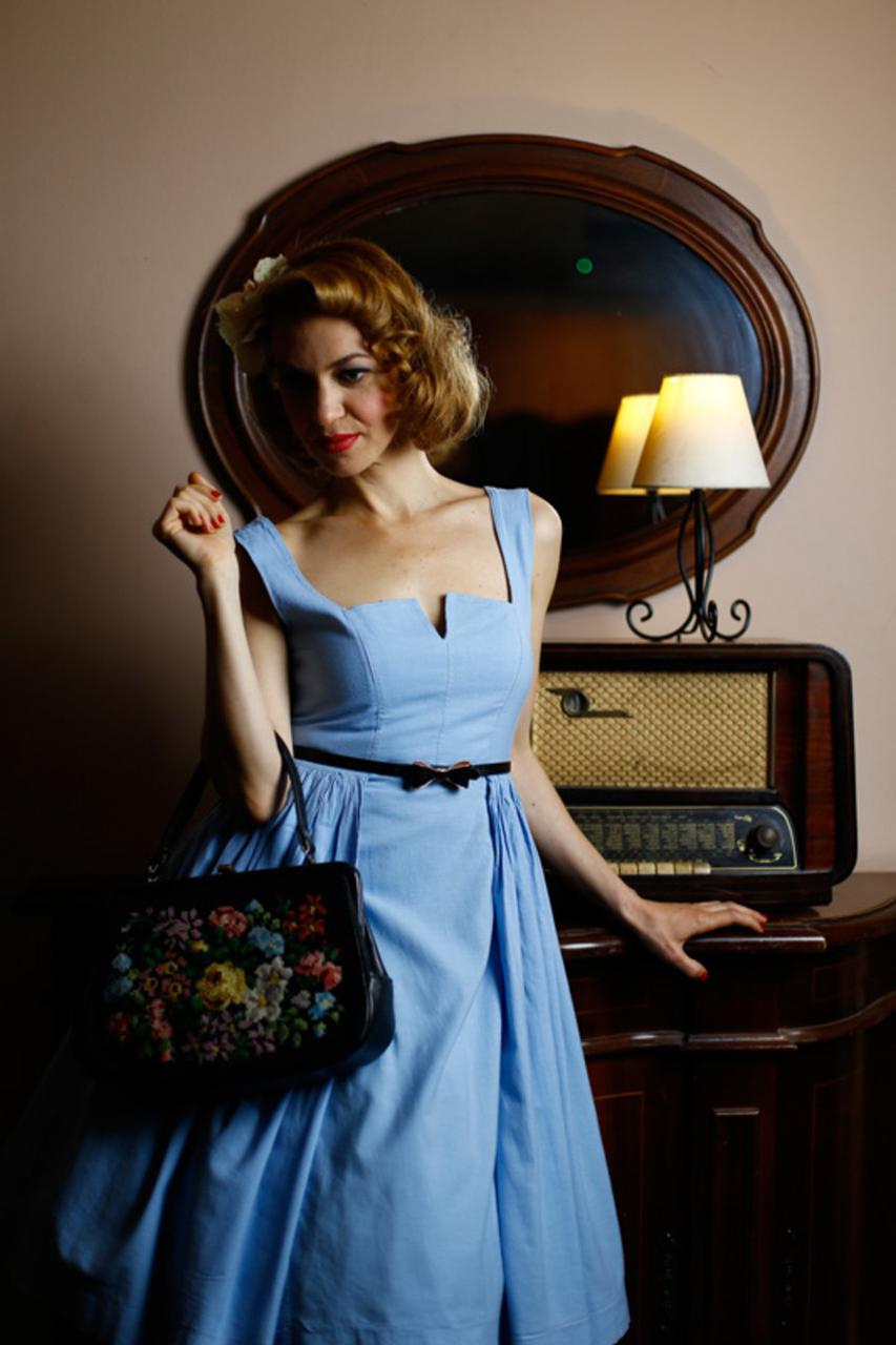 20P Nena angelical muestra su apariencia elegante con un vestido azul en una escena vintage