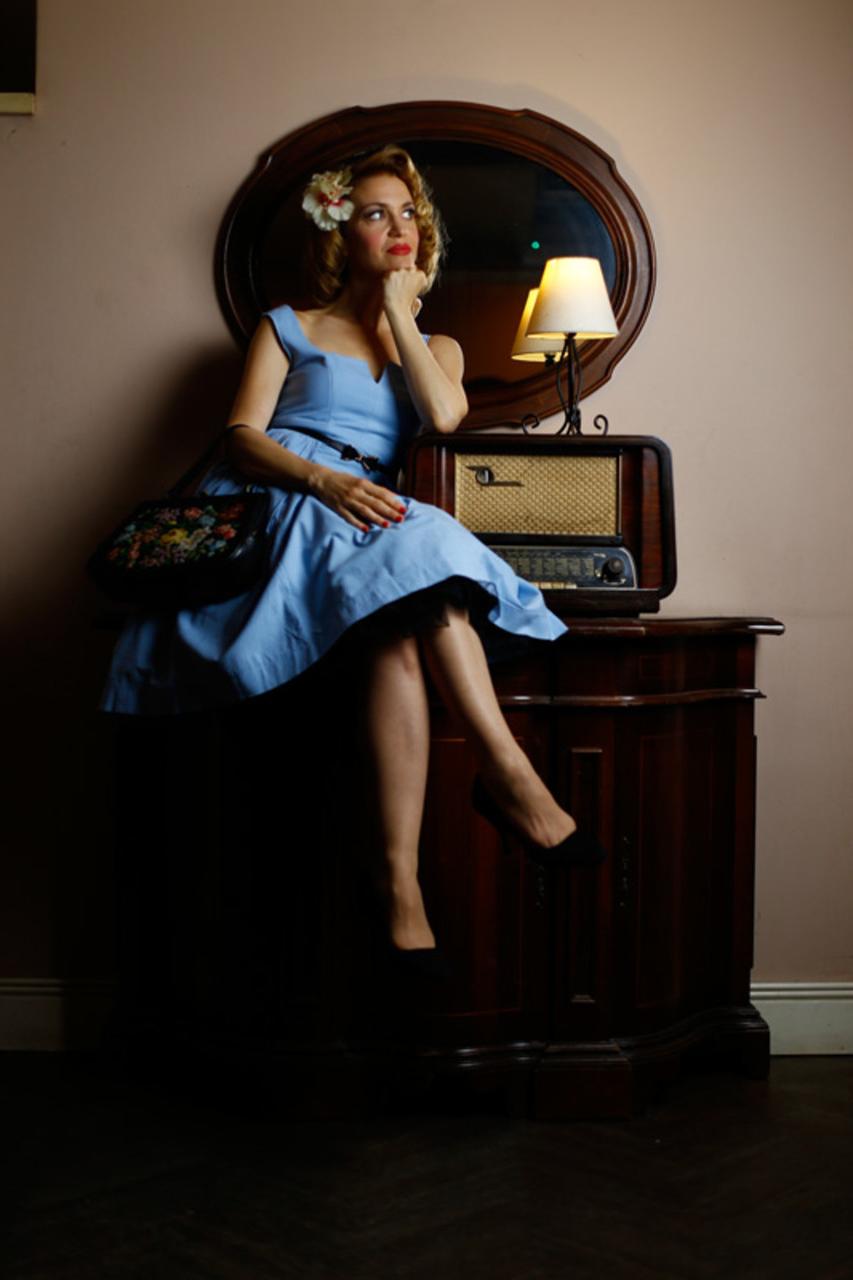 20P Nena angelical muestra su apariencia elegante con un vestido azul en una escena vintage