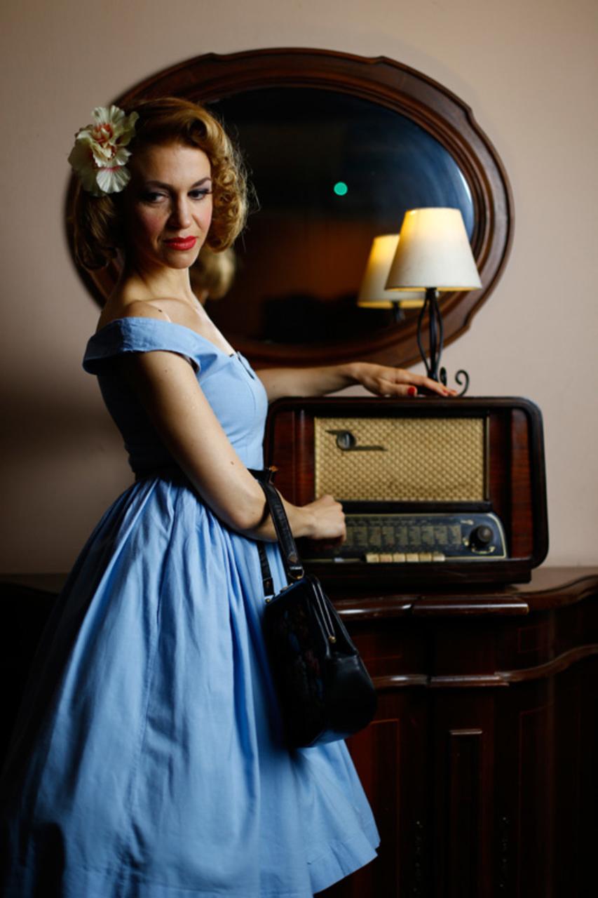 20P Nena angelical muestra su apariencia elegante con un vestido azul en una escena vintage