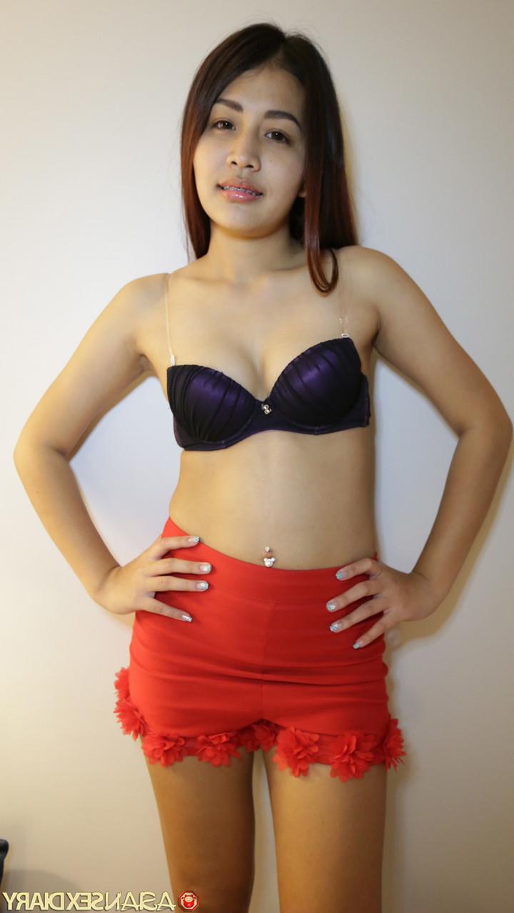 20P La guapa asiática Fon hace alarde de sus pequeñas tetas mientras se desnuda para tener sexo POV