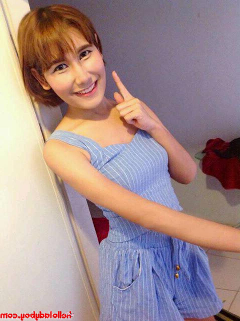 20P Une jolie transexuelle asiatique vous taquine dans des tenues d'adolescentes sexy dans une compilation torride.