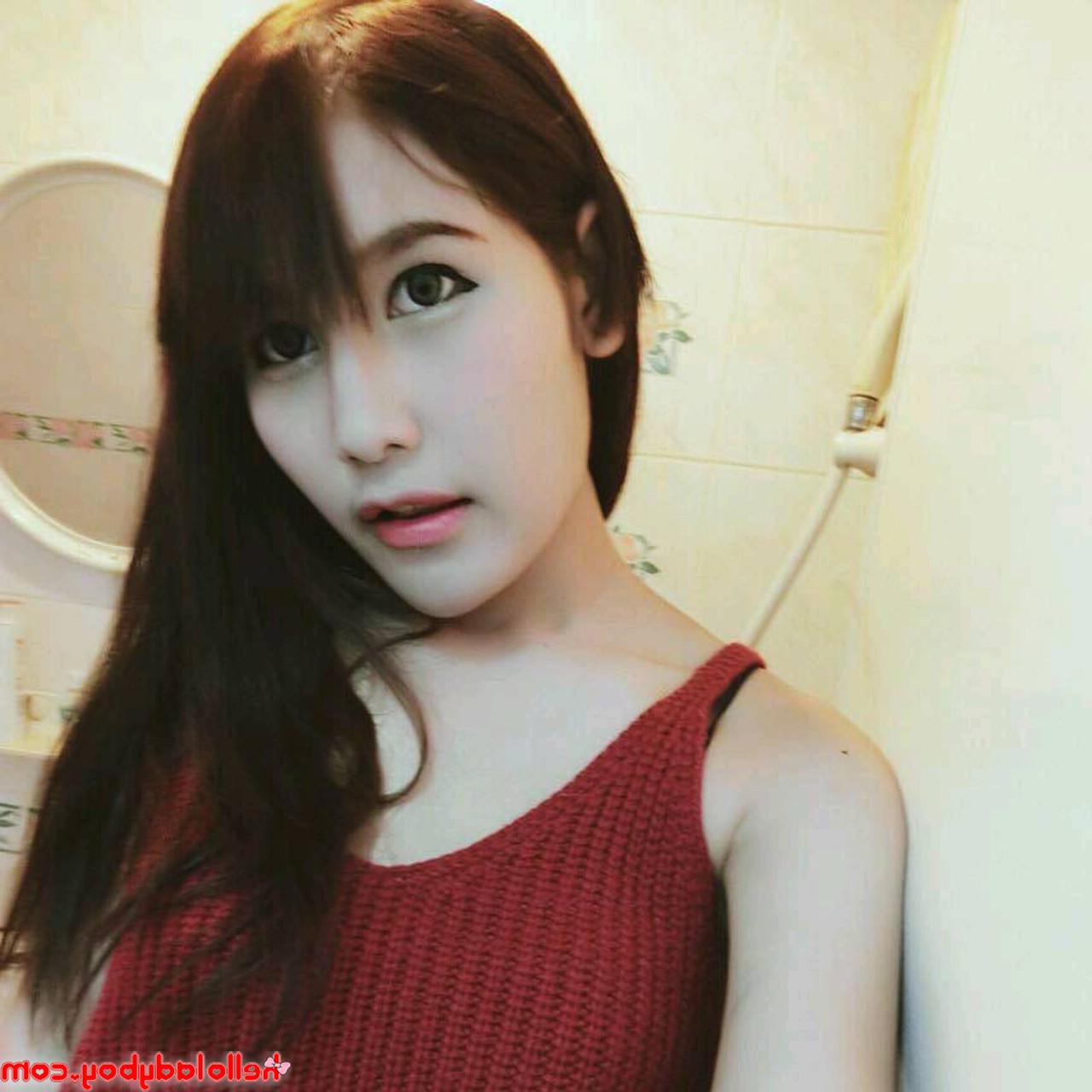 20P Une jolie transexuelle asiatique vous taquine dans des tenues d'adolescentes sexy dans une compilation torride.