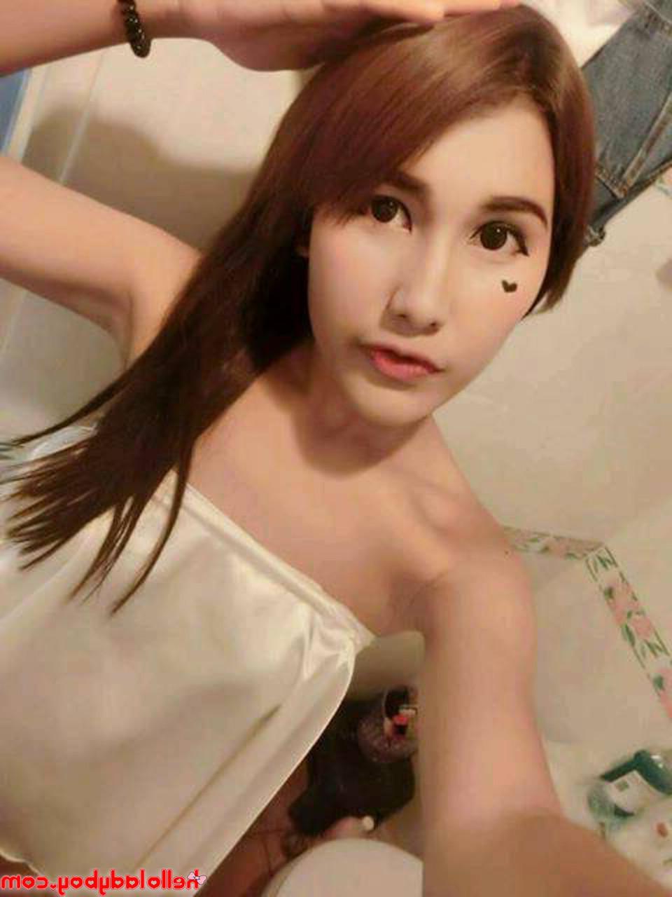 20P Une jolie transexuelle asiatique vous taquine dans des tenues d'adolescentes sexy dans une compilation torride.
