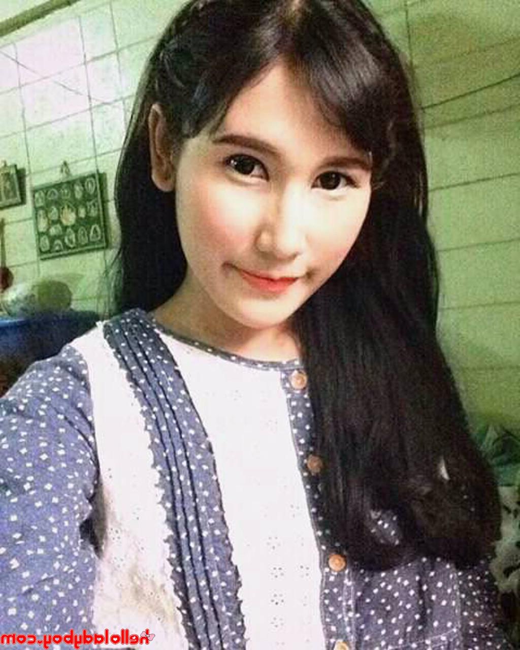 20P Une jolie transexuelle asiatique vous taquine dans des tenues d'adolescentes sexy dans une compilation torride.