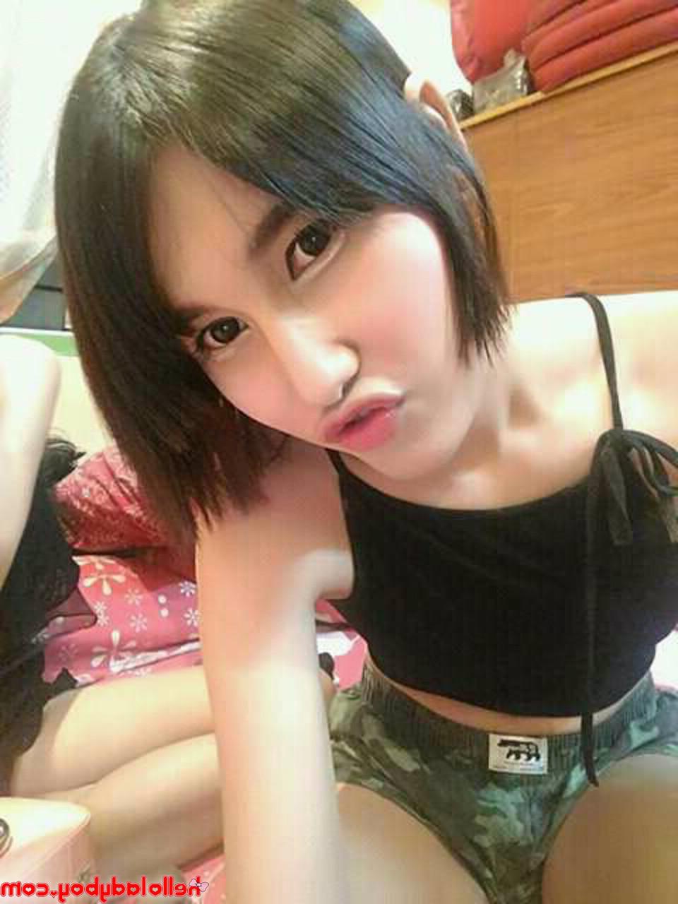 20P Une jolie transexuelle asiatique vous taquine dans des tenues d'adolescentes sexy dans une compilation torride.