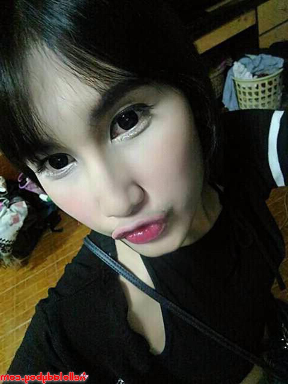 20P Une jolie transexuelle asiatique vous taquine dans des tenues d'adolescentes sexy dans une compilation torride.