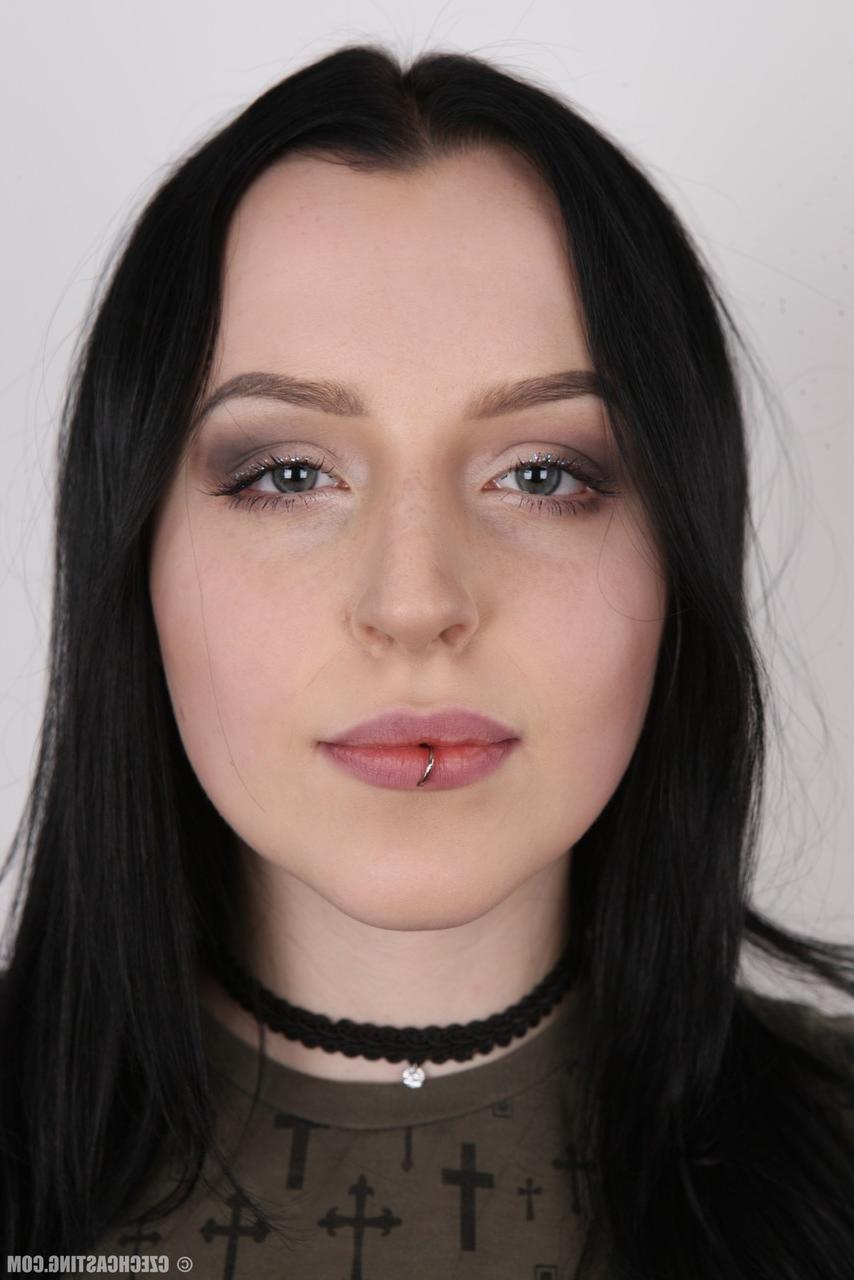 20P Amateur alternative girl Zora boldly removes her clothing for the camera