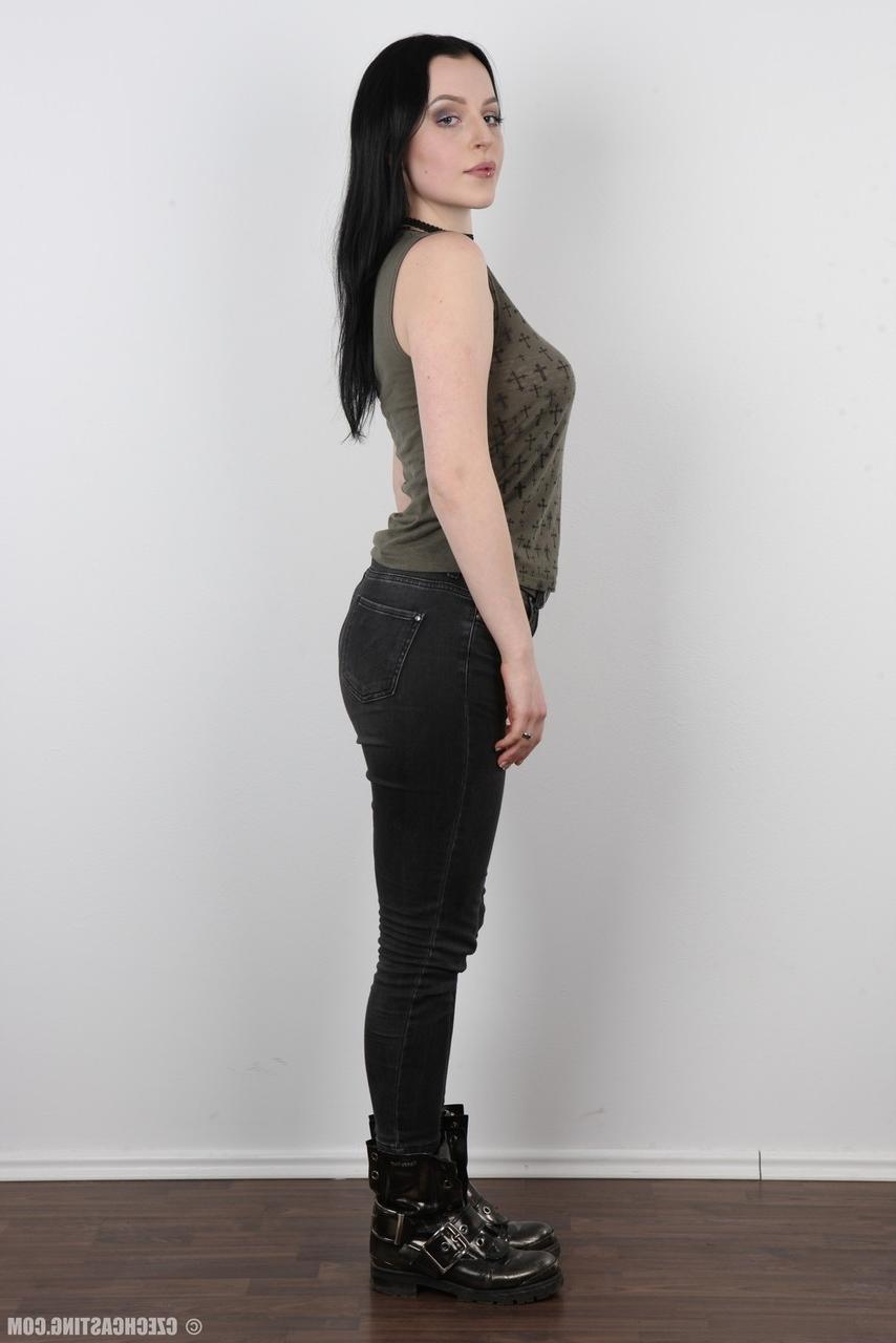20P Amateur alternative girl Zora boldly removes her clothing for the camera