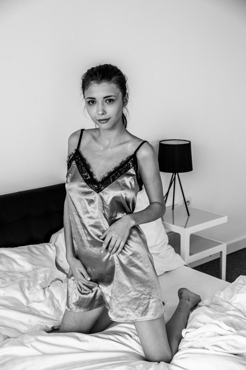 20P La superbe jeune au corps mince Mila Azul dévoile ses gros seins et pose.