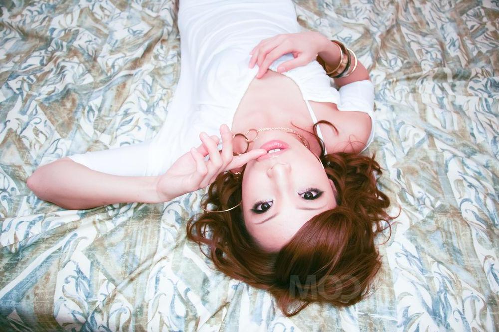 15P 日本人熟女桜庭彩がベッドで犯される前に白いドレスをモデル化
