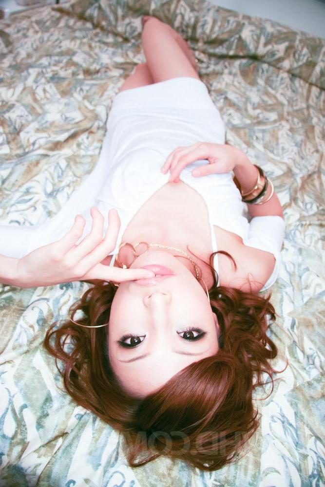 15P 日本人熟女桜庭彩がベッドで犯される前に白いドレスをモデル化