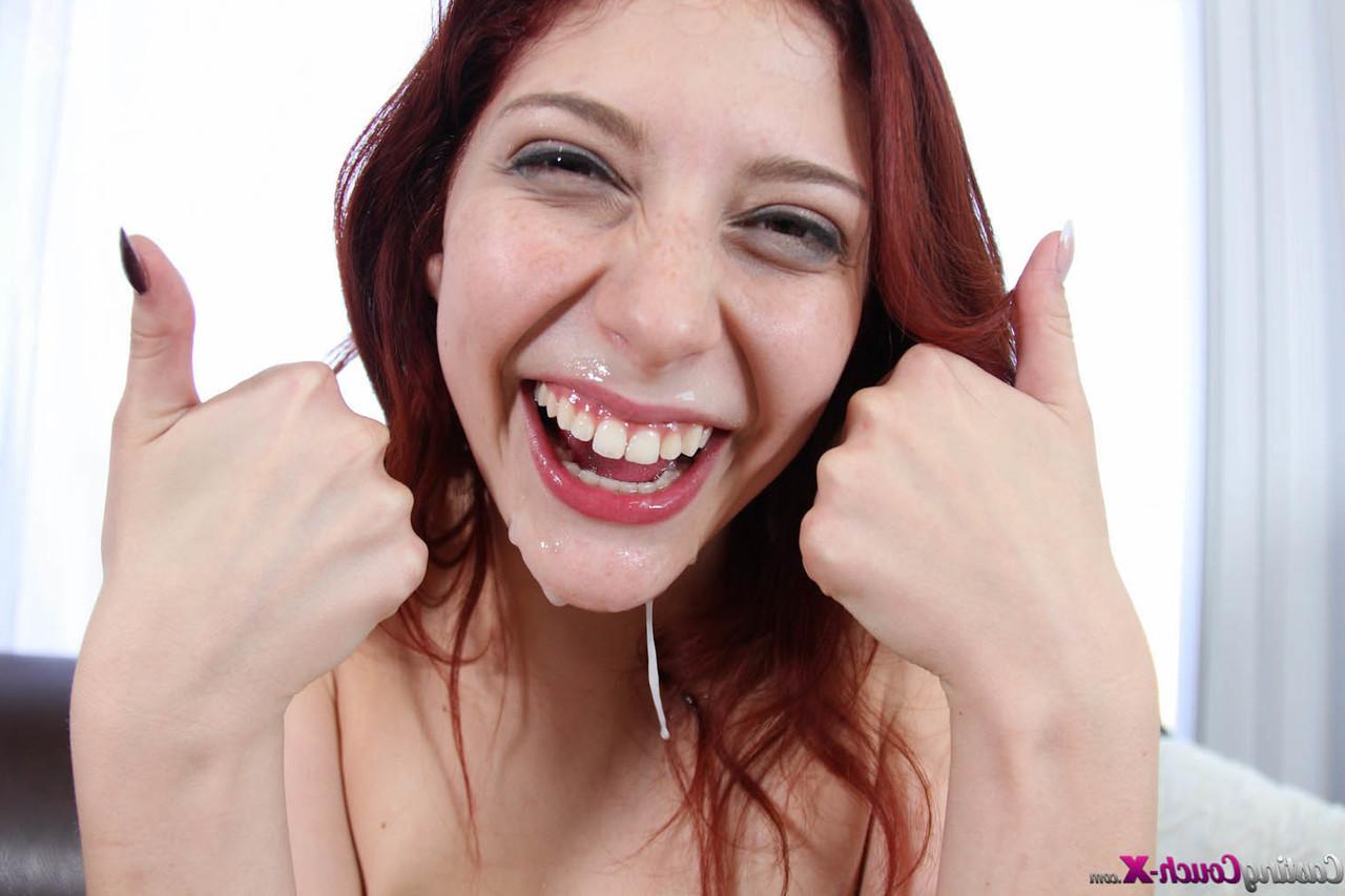 20P Ashlynn Molloy, rousse amateur, lèche une bite en érection et se fait baiser en hardcore.