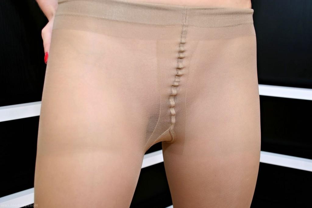 20P Die europäische Teenagerin Babs stellt ihren kleinen Arsch und ihre Titten zur Schau und posiert in Strümpfen